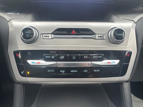 Used 2022 Ford Explorer XLT w/ Equipment Group 202A image 19