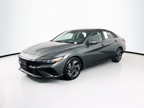 Used 2025 Hyundai Elantra SEL image 3