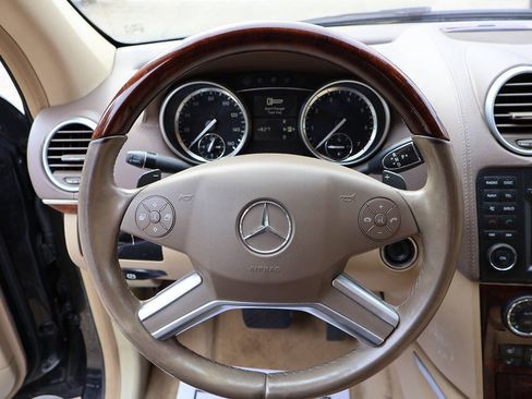 Used 2011 Mercedes-Benz GL 550 4MATIC image 32