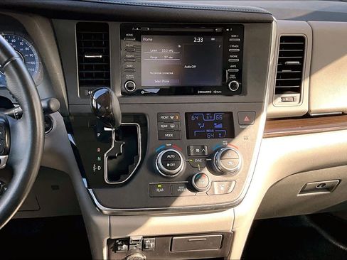 Used 2019 Toyota Sienna XLE image 6