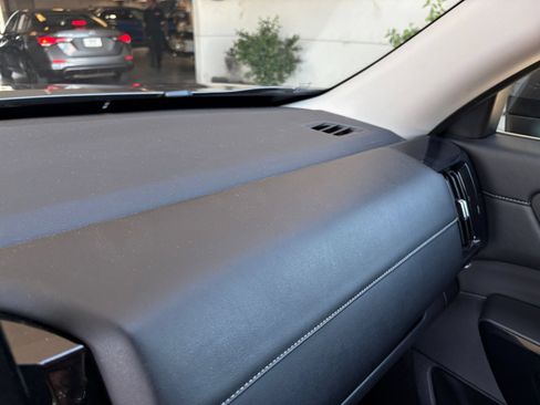 Used 2025 Nissan Pathfinder SV FWD image 33