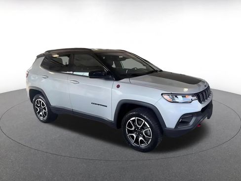 Used 2025 Jeep Compass Trailhawk w/ Trailer Tow Group AWD/4WD image 2