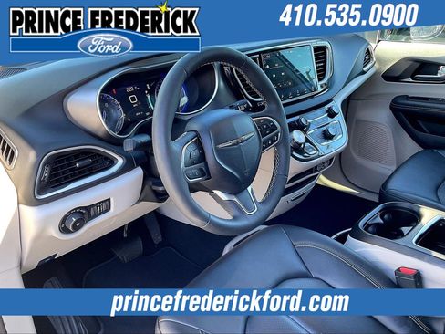 Used 2024 Chrysler Pacifica Touring-L image 12