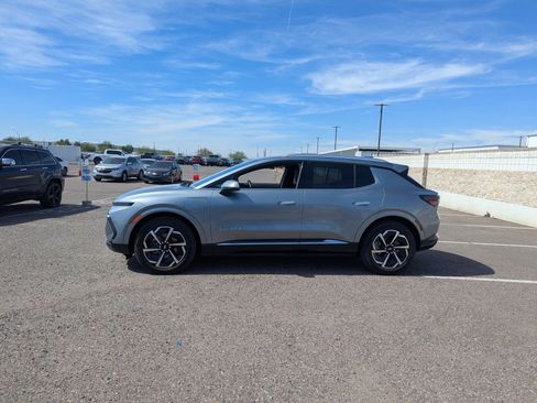 Used 2025 Chevrolet Equinox EV LT w/ Convenience Package image 2