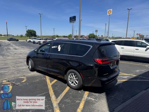 Used 2024 Chrysler Pacifica Touring-L FWD image 3