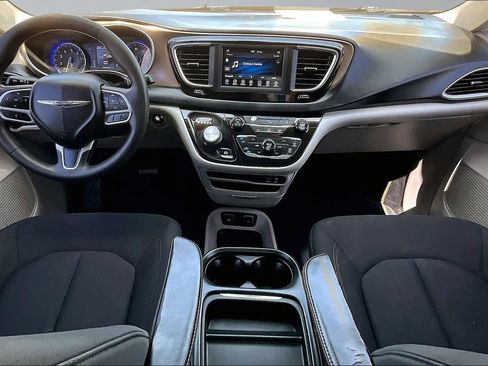 Used 2018 Chrysler Pacifica Touring Plus w/ Tire & Wheel Group FWD image 9