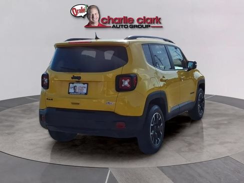 Used 2023 Jeep Renegade Latitude w/ Sun/Sound Group AWD/4WD image 5
