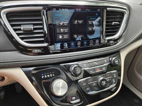 Used 2020 Chrysler Pacifica Limited FWD image 29