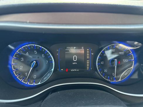 Used 2018 Chrysler Pacifica Touring-L FWD image 18