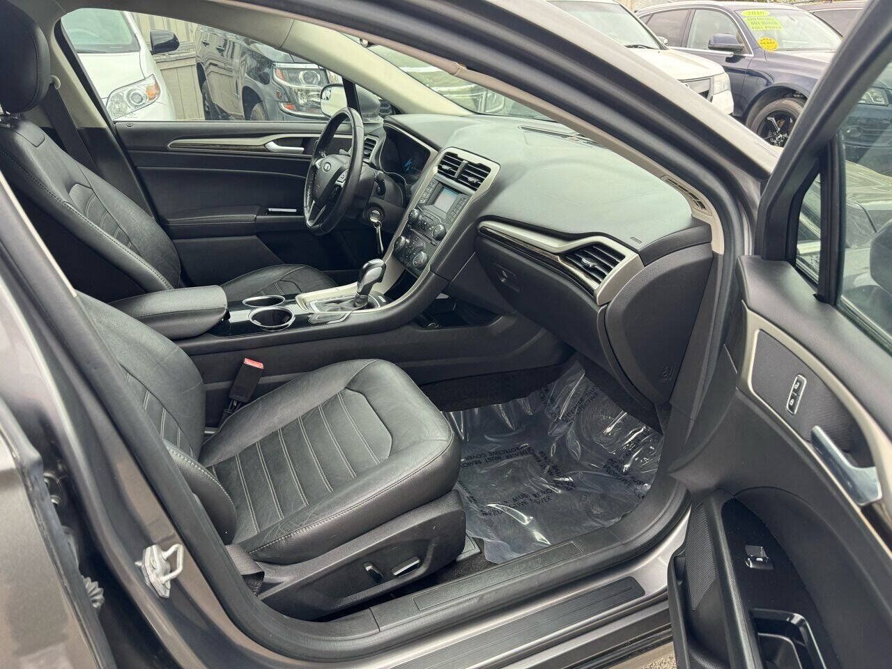 Used 2014 Ford Fusion SE w/ Equipment Group 202A FWD image 15