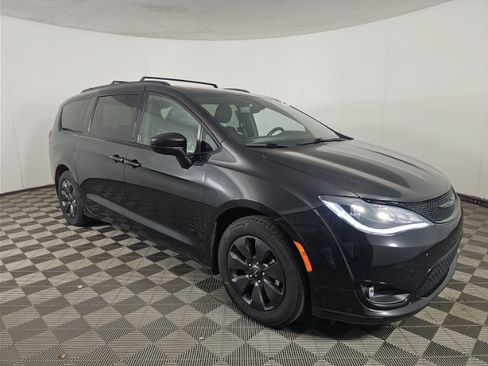 Used 2020 Chrysler Pacifica Touring-L w/ S Appearance Package FWD image 4