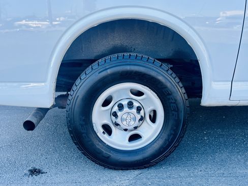 Used 2019 Chevrolet Express 3500 w/ Driver Convenience Package image 23