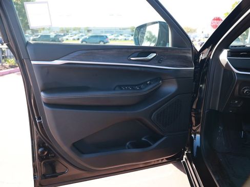 New 2025 Jeep Grand Cherokee Limited w/ Black Appearance Package AWD/4WD image 11