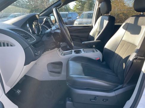 Used 2019 Dodge Grand Caravan SXT image 15