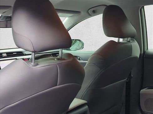 Used 2020 Toyota Camry LE image 11