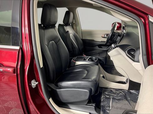 Used 2017 Chrysler Pacifica Touring-L FWD image 29