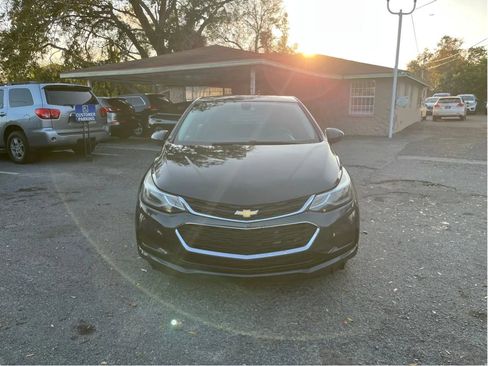Used 2017 Chevrolet Cruze LT FWD image 2