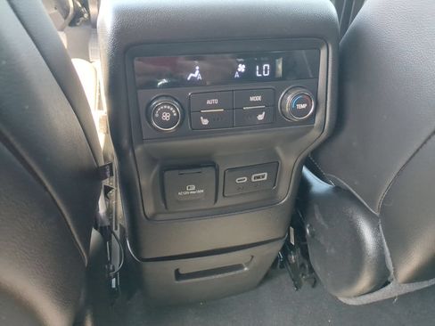 Certified 2023 GMC Acadia SLT w/ Preferred Package FWD image 19