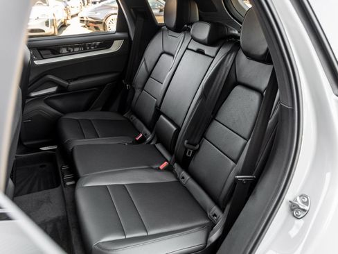 Certified 2025 Porsche Cayenne image 30