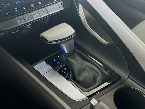 Used 2024 Hyundai Elantra SEL image 25