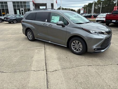 New 2026 Toyota Sienna XLE image 9