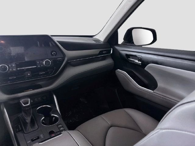 Used 2023 Toyota Highlander XLE AWD/4WD image 23