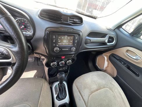 Used 2015 Jeep Renegade Latitude w/ Cold Weather Group II FWD image 7