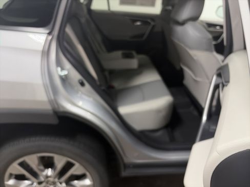 Used 2021 Toyota RAV4 XLE Premium image 32