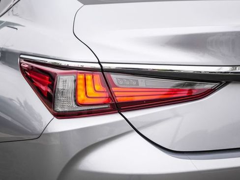 Used 2025 Lexus ES 350 w/ Accessory Package (Z2) FWD image 10