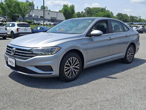 Used 2020 Volkswagen Jetta SE w/ SE Cold Weather Package FWD image 3