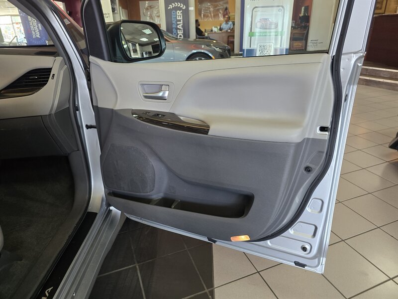 Used 2019 Toyota Sienna XLE w/ XLE Navigation Package FWD image 12