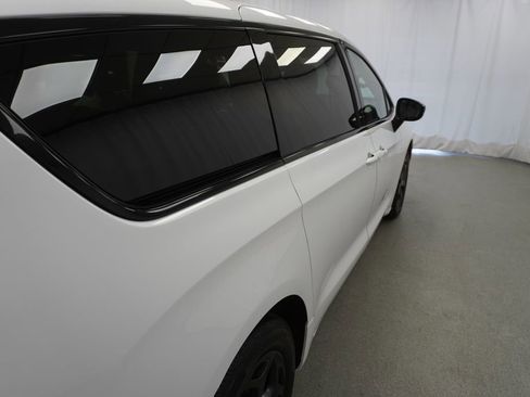Used 2024 Chrysler Pacifica Select image 33