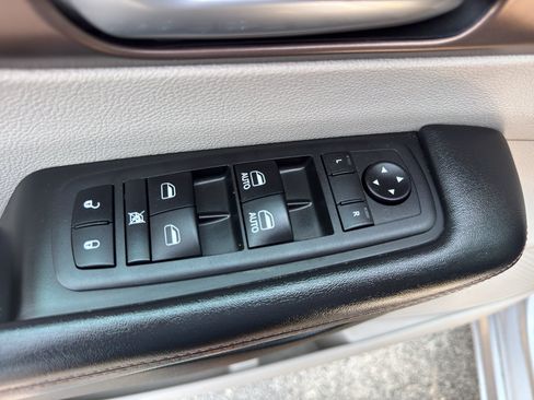 Used 2018 Chrysler Pacifica Touring-L w/ Tire & Wheel Group FWD image 11