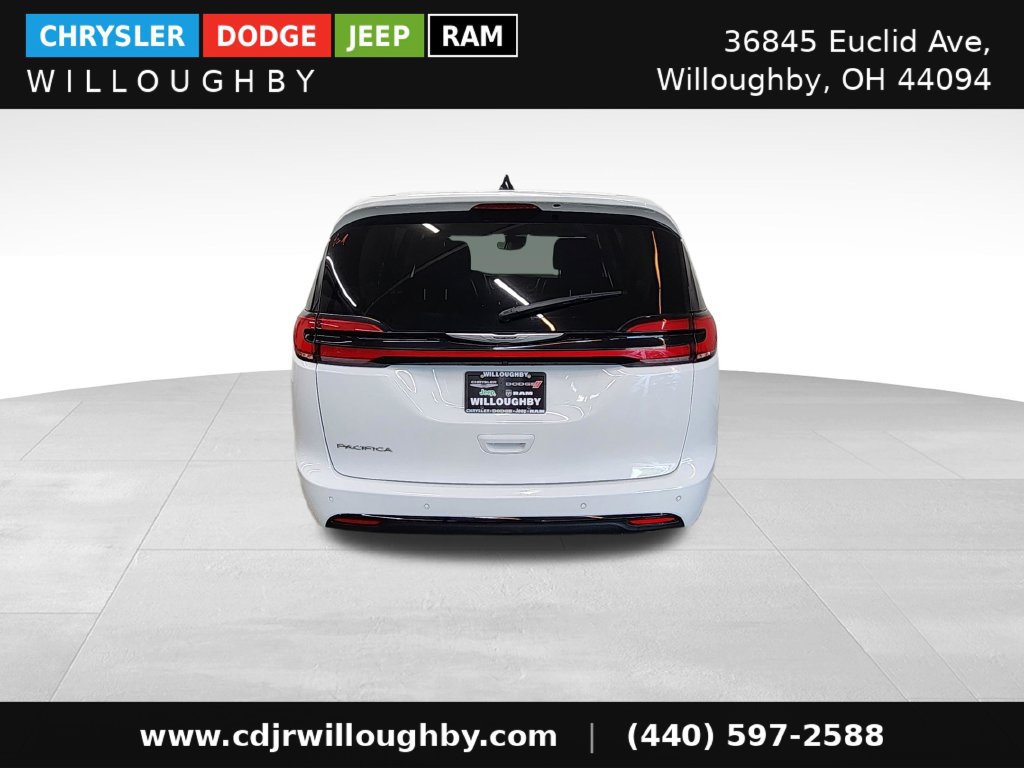 Used 2024 Chrysler Pacifica Touring-L FWD image 8