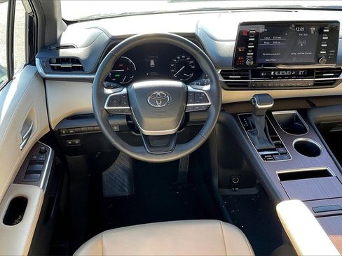 Used 2024 Toyota Sienna XLE image 15