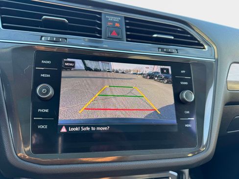 Used 2020 Volkswagen Tiguan SE w/ Panoramic Sunroof Package image 31