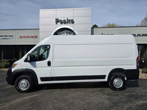 Used 2024 RAM ProMaster 2500 w/ Convenience Group FWD image 3