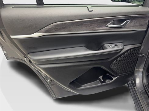 Used 2024 Jeep Grand Cherokee L Limited w/ Luxury Tech Group II image 39