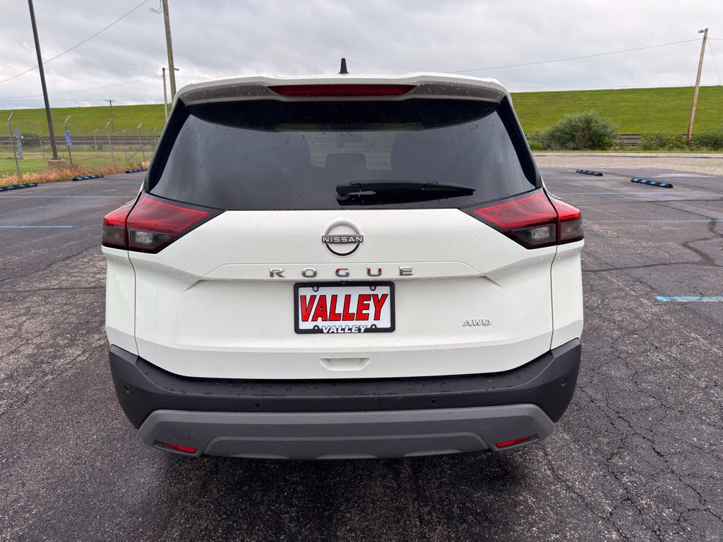 Used 2023 Nissan Rogue S AWD/4WD image 11