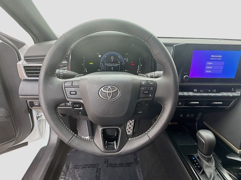 Used 2025 Toyota Camry SE image 8