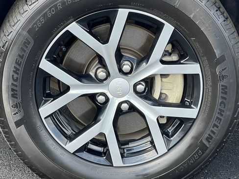Used 2023 Jeep Grand Cherokee L Limited AWD/4WD image 9