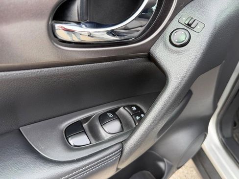 Used 2016 Nissan Rogue SV image 31