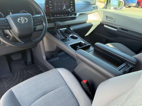 Certified 2023 Toyota Sienna LE FWD image 29
