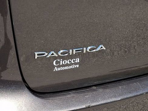 Used 2023 Chrysler Pacifica Limited FWD image 32
