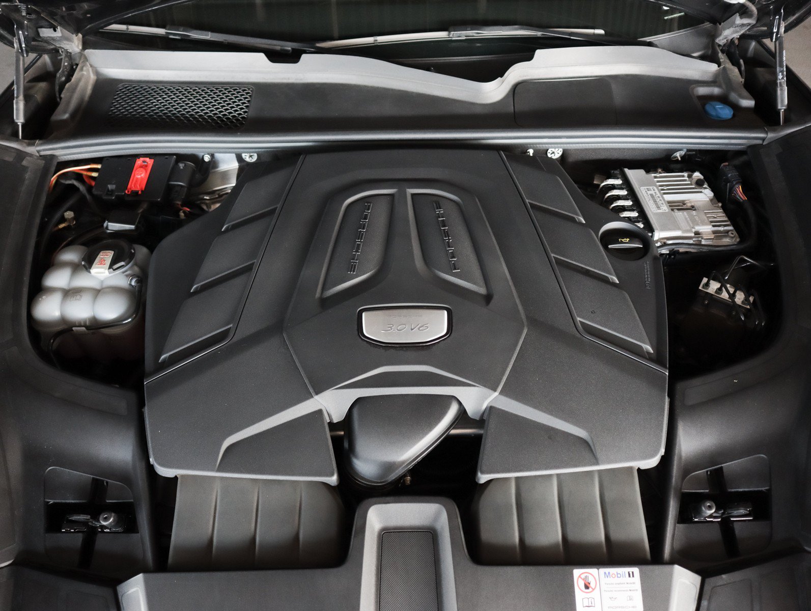Certified 2023 Porsche Cayenne Platinum Edition AWD/4WD image 30