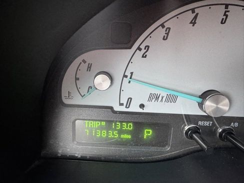 Used 2002 Ford Thunderbird Base image 20