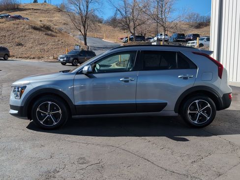 Used 2023 Kia Niro EX image 4