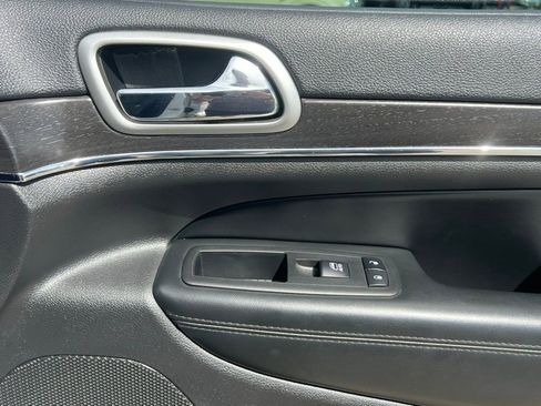 Used 2018 Jeep Grand Cherokee Limited AWD/4WD image 17
