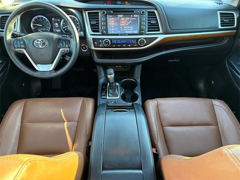 Used 2019 Toyota Highlander Limited image 12