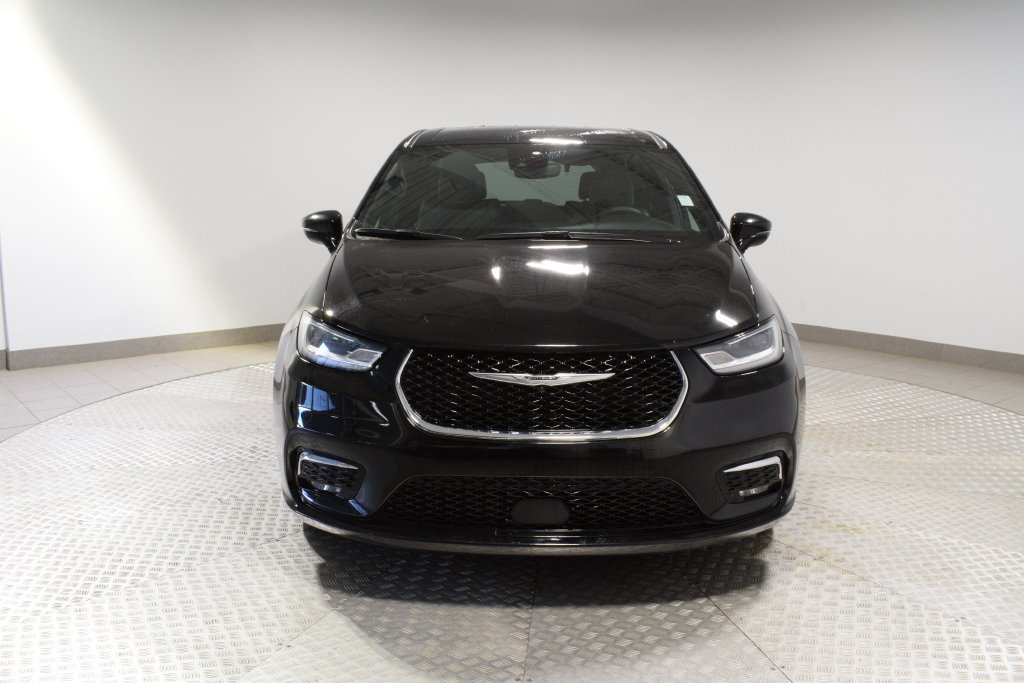 Used 2025 Chrysler Pacifica Select FWD image 2